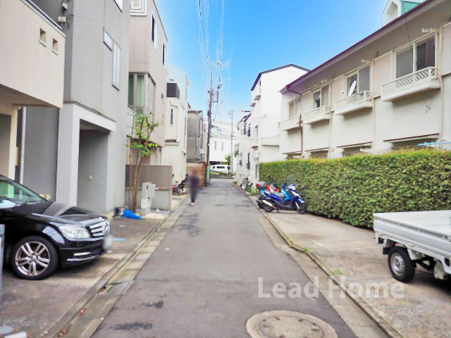 【前面道路含む現地写真】 | 世田谷区三宿2丁目 | 見通しが良く車の出入れもスムーズに行える前面道路！落ち着いた住宅街でお散歩時も安心感があります♪