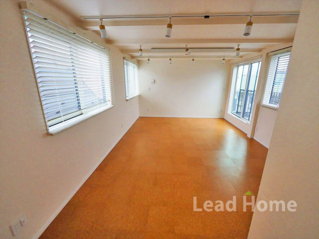 【洋室】 | 世田谷区三宿2丁目 | ２面採光で明るい光と心地よい風が通り抜ける洋室！主寝室や子供部屋としても気持ちよく過ごせます♪