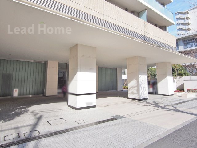 【エントランス】 | クラッシィハウス世田谷公園 | 段差のない広々としたフラットなアプローチです！ベビーカーでの出入りもスムーズで安心感があります！