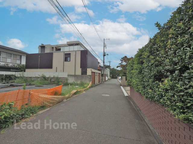 【前面道路含む現地写真】 | 世田谷区深沢7丁目 | 前面道路の見通しが良く車の出し入れもスムーズ！歩行者や自転車とのすれ違い時も落ち着いて通行できます♪