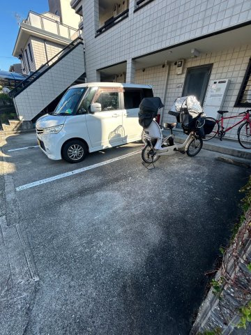 河内メゾンの駐車場