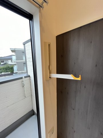 春日市須玖北２丁目のアパートのエントランス