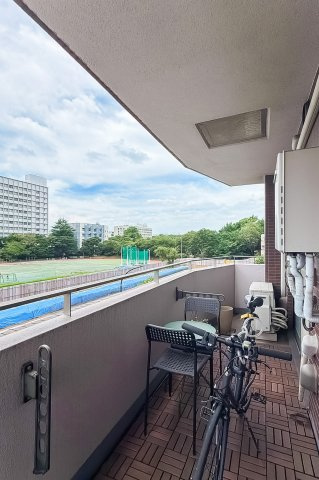 【バルコニー】 | パウゼ松濤 | 青空と遠くの緑をゆったり見渡せるバルコニー！椅子を置いて心地よい風を感じながら気分転換ができます♪