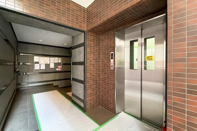 【その他共用部分】 | パウゼ松濤 | 落ち着いたレンガ調タイルが迎える共用廊下！エレベーター完備で重い荷物の持ち運びもスムーズに行えます♪