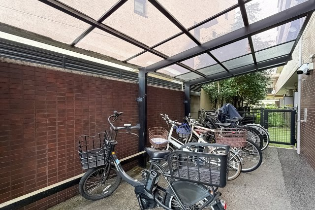 【駐輪場】 | パウゼ松濤 | 屋根付きで雨風から自転車を守れる敷地内駐輪場！駅や周辺へのお買い物もスムーズにお出かけできます♪