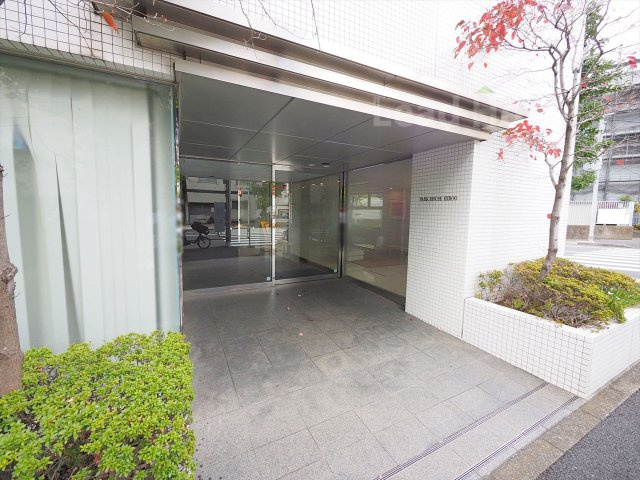 【エントランス】 | パークハウス広尾 | 緑の植栽が彩る上品で落ち着いたエントランス！大きな屋根付きで雨の日のお出かけや帰宅時も安心です♪
