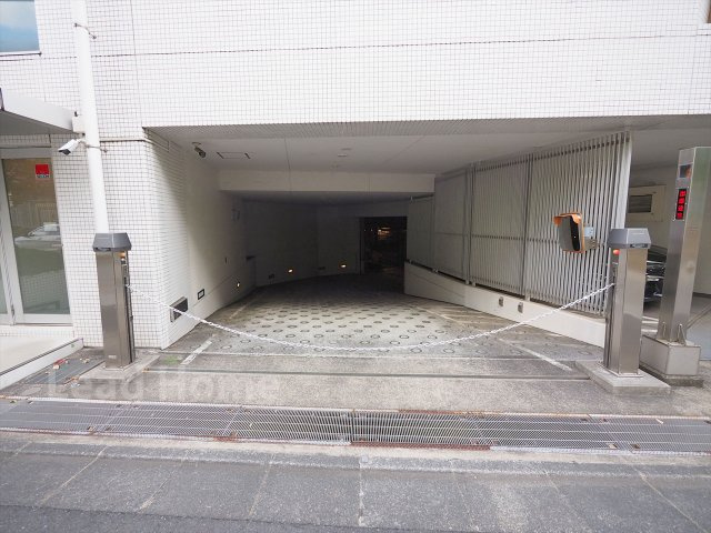 【駐車場】 | パークハウス広尾 | 雨の日でも愛車が濡れにくい屋内駐車場へのアプローチ！天候を気にせずスムーズにお出かけができますね♪