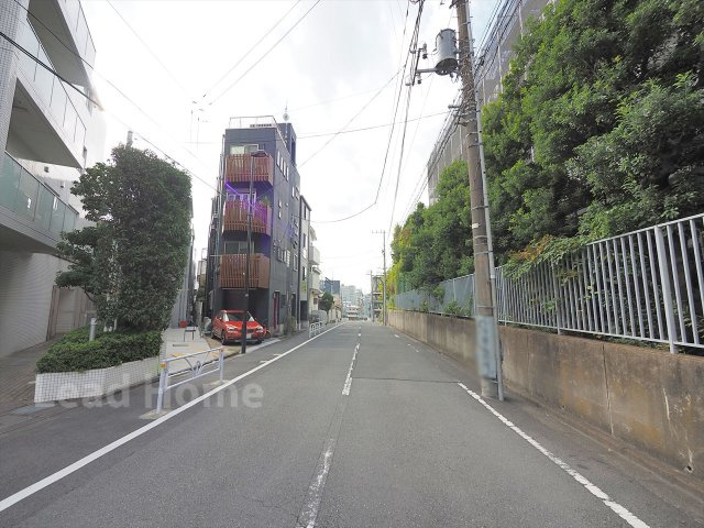 【その他】 | パークハウス広尾 | 緑の植栽が彩る見通しの良いフラットな前面道路！毎日のお散歩やお出かけも安心です♪