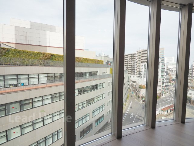 【展望】 | プラウド渋谷東 | 窓の外に心地よい空が広がる開放的なお部屋からの眺望！心地よい陽射しを感じながらゆったりと寛げます♪