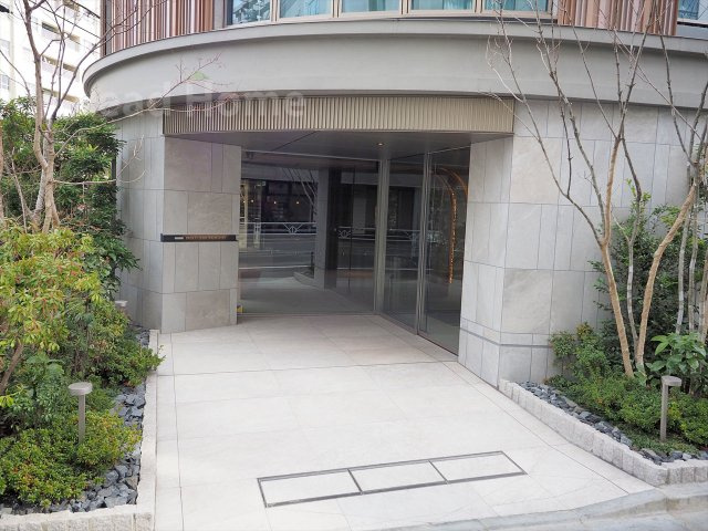 【エントランス】 | プラウド渋谷東 | 緑の植栽と上品な石張りが迎えるエントランス！段差のないフラット設計でベビーカーの移動も安心です♪