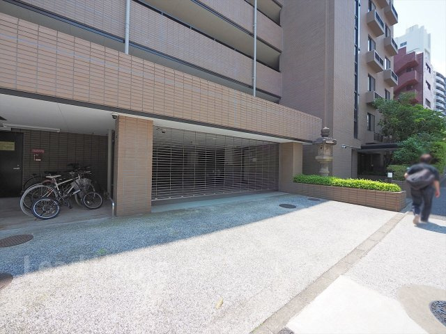 【駐車場】 | フォレスト・ヒルズ | ゆとりのある敷地内に設けられた駐車スペース！お買い物帰りの荷物の積み下ろしもスムーズに行えます♪