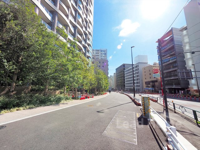 【その他】 | パークコート神宮北参道ザタワー | 歩道がしっかりと整備された見通しの良い前面道路です！街灯も多く夜間のご帰宅時も安心して歩くことができます♪