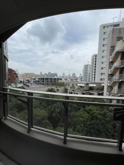 【展望】 | パークコート神宮北参道ザタワー | バルコニーからは開放的な青空と街並みが広がります！心地よい風を感じながら深呼吸したくなる景色です♪