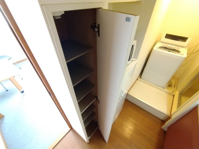 レオパレスエスポワールの玄関|シューズボックス