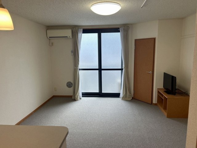 レオパレスコスモスカイの居間・リビング