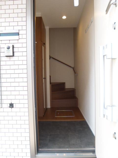 エルメゾン南栗原の玄関