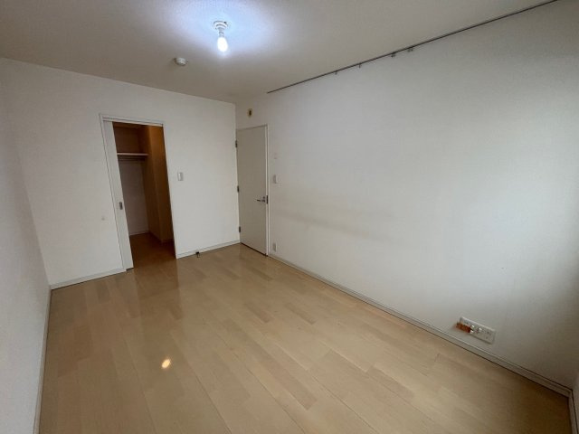 ランドワーフ練馬中村橋セレーヌコートの洋室|洋室7帖。奥には広めのウォークインクローゼットあります。