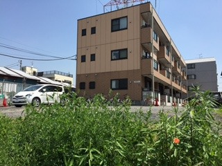 ＹＮＨマンションN棟のエントランス|広々とした敷地に佇む重厚な外観