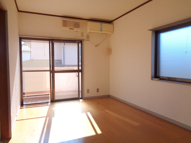ハローハイツの洋室|角部屋２面採光で明るい洋室７．５帖