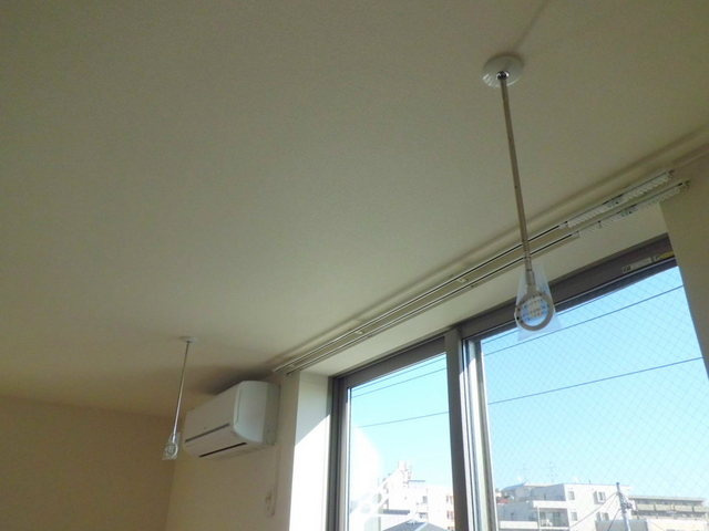 メゾンＹ・Ｓのその他|雨の日も安心　室内物干フック