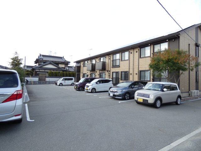 エーススクエア妻崎の駐車場