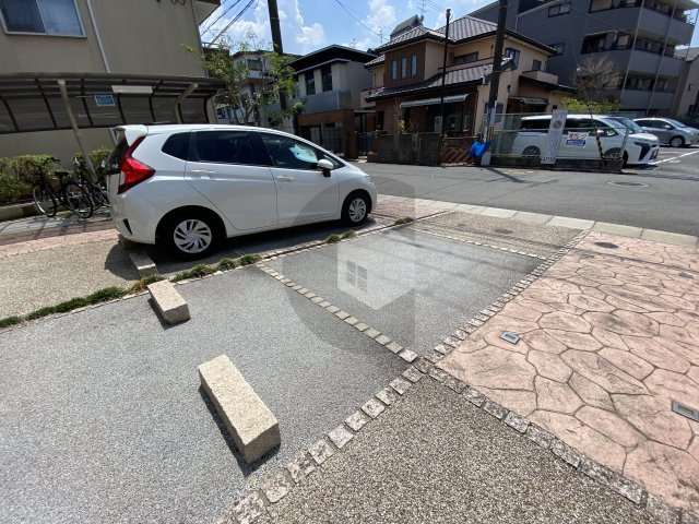 アルカディア楠根の駐車場
