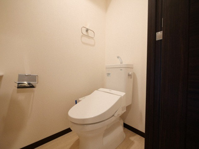 【トイレ】 | ネット フローラ阿波座 | 落ち着いた色調のトイレです