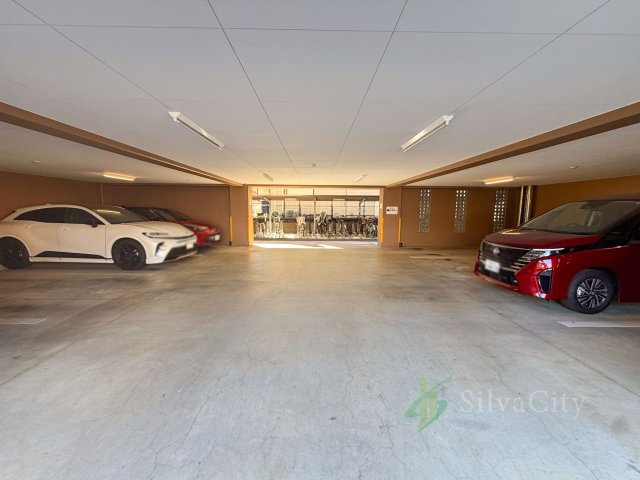 日神パレステージ千歳烏山の駐車場