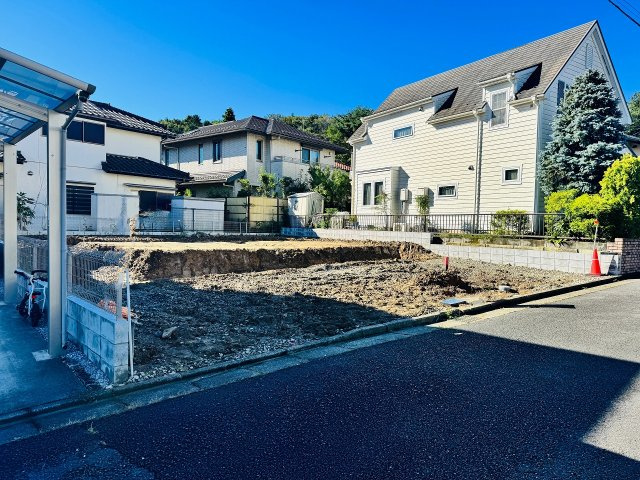 八王子市　北野台　新築一戸建ての駐車場|～並列3台駐車可能カースペース～