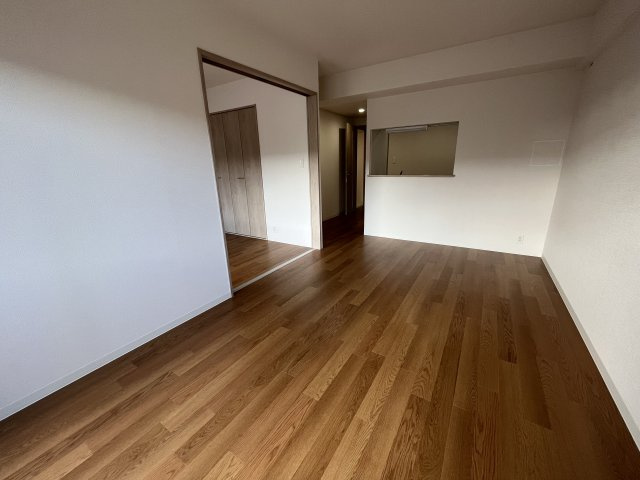 コンフォータブルの居間・リビング|※別部屋のお写真で、現況優先と致します。