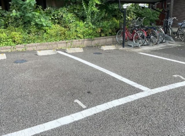 クレイノトワ　アモーレの駐車場