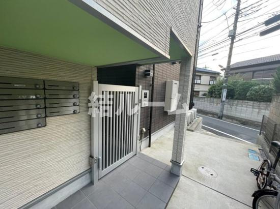 練馬区桜台６丁目のアパートのエントランス