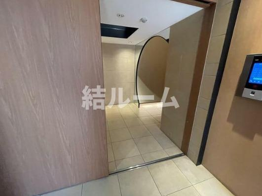 板橋区東新町１丁目の賃貸マンションのエントランス