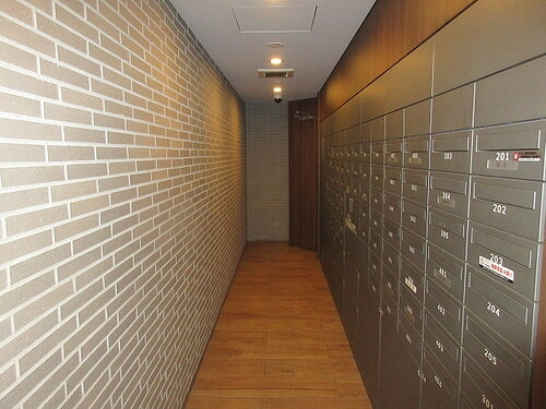 足立区綾瀬３丁目の賃貸マンションのその他|集合郵便受一体型宅配ボックス　※2026年09月の写真