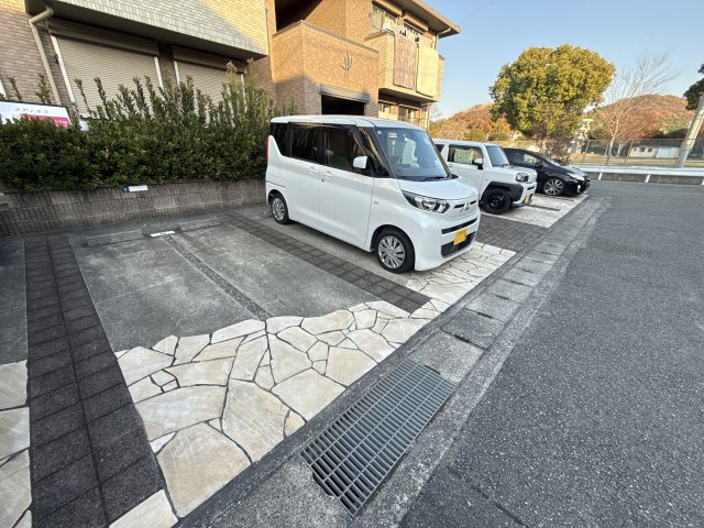 ラティルスの駐車場