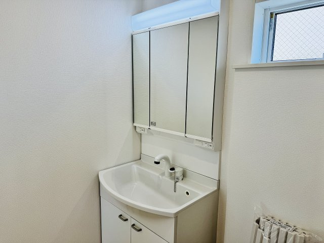 八王子市　中野上町　新築一戸建て　３６期の独立洗面台|～３面鏡付きの独立洗面台　細々している物をスッキリ収納出来ます～