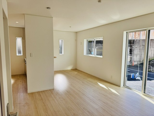 八王子市　中野上町　新築一戸建て　３６期の居間・リビング|～16.0帖の明るいLDKで、家族団欒の時間をお過ごしいただけます～