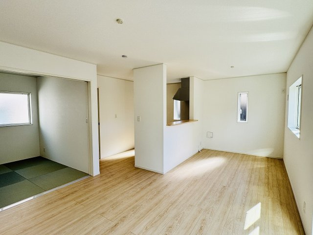 八王子市　中野上町　新築一戸建て　３６期の居間・リビング|～16.0帖の明るいLDKで、家族団欒の時間をお過ごしいただけます～