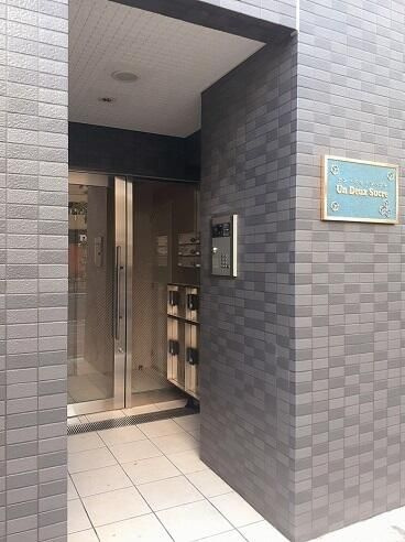 アン・ドゥ・シュクレのエントランス|建物の内部です