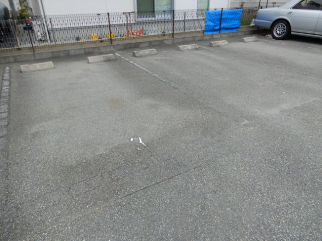 シャーメゾンアナナスの駐車場