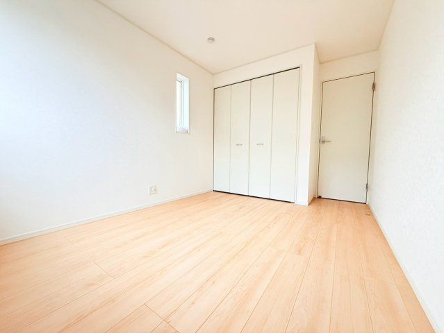 ひたちなか市平磯町　第2　新築戸建て　3号棟の洋室|家具や小物を合わせやすいシンプルデザイン♪
広さや日当たりなど、写真では伝えきれない部分を現地で確認してみませんか？