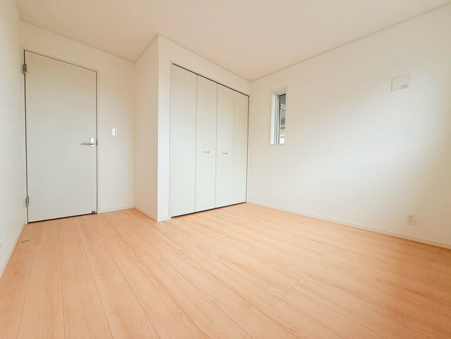 ひたちなか市平磯町　第2　新築戸建て　3号棟の洋室|家具や小物を合わせやすいシンプルデザイン♪
広さや日当たりなど、写真では伝えきれない部分を現地で確認してみませんか？