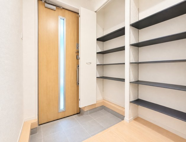 ひたちなか市平磯町　第2　新築戸建て　3号棟の玄関|気持ちの良い一日の始まりは笑顔でスタートしたいですよね。玄関ホールがスッキリ広々としていると帰る時も出ていく時も気持ちが良いものです！