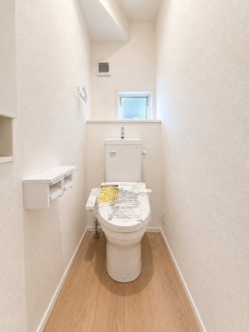 ひたちなか市平磯町　第2　新築戸建て　3号棟のトイレ|サッとひと拭きで汚れがつるんと落ちるシャワートイレ。温便座なので１年中快適に使えます。