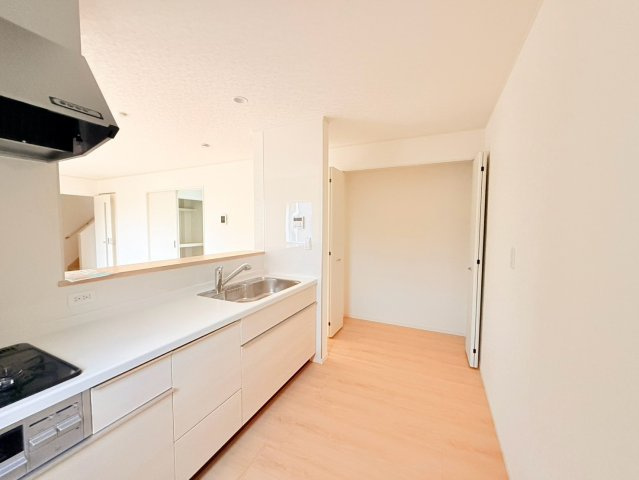 ひたちなか市平磯町　第2　新築戸建て　3号棟のキッチン|家族とのコミュニケーションや小さいお子さんの様子を見守りながら安心して料理ができます。洗練されたスタイリッシュなデザインと使い勝手を追求した設備、豊富な収納力も大満足です。