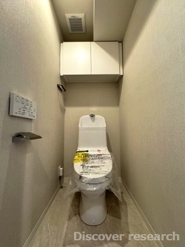 ダイアパレス相模原中央のトイレ|清潔感のある新品のトイレを採用。上部には収納スペースを備えており、トイレットペーパーや掃除用品などをすっきり収納できます。落ち着いた色合いで、毎日気持ちよく使える空間に仕上がっています。