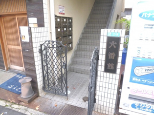 六番館のエントランス