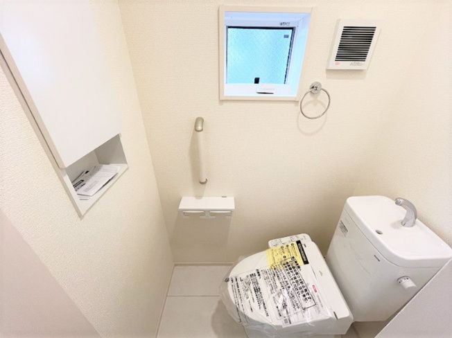 【トイレ】 | 【仲介手数料２６０万円ＯＦＦ！】■成城学園駅１５分■制震ダンパー■耐震構造■太陽光発電■ＺＥＨ | 施工例
諸費用２６０万円ＯＦＦ！
決算特別キャンペーン！
家計応援サービスの限界に挑戦中！
■太陽光発電
■グッドデザイン賞
■自然豊かな環境
■耐震ダンパー
■耐震等級が最高評価
■ＺＥＨ水準