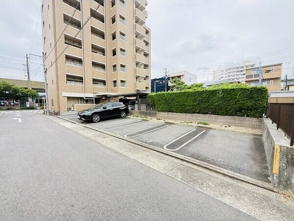 コンフォ清水の駐車場