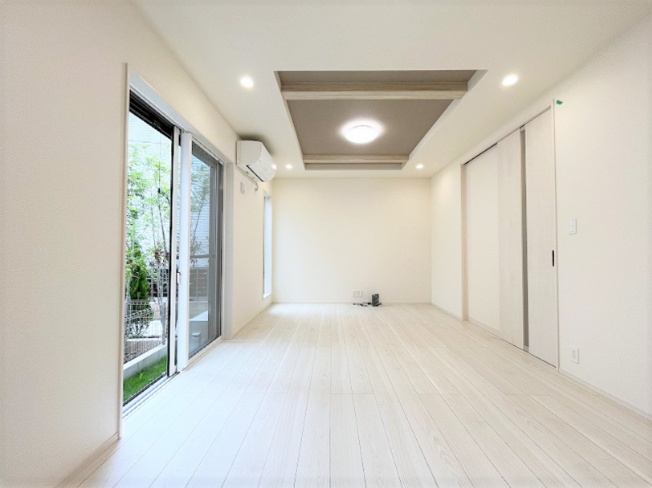 【居間・リビング】 | 【仲介手数料２６０万円ＯＦＦ！】■成城学園駅１５分■制震ダンパー■耐震構造■太陽光発電■ＺＥＨ | 施工例
諸費用２６０万円ＯＦＦ！
決算特別キャンペーン！
家計応援サービスの限界に挑戦中！
■太陽光発電
■グッドデザイン賞
■自然豊かな環境
■耐震ダンパー
■耐震等級が最高評価
■ＺＥＨ水準
